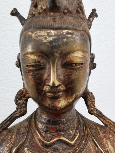 27116157f - Guan Yin, China, Anfang 20.Jh., Bronze, vergoldet und fragmentarisch rot gefasst, ...