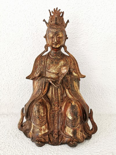 27116157g - Guan Yin, China, Anfang 20.Jh., Bronze, vergoldet und fragmentarisch rot gefasst, ...