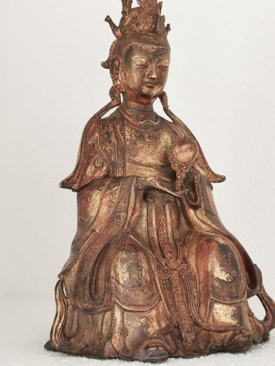 27116157k - Guan Yin, China, Anfang 20.Jh., Bronze, vergoldet und fragmentarisch rot gefasst, ...