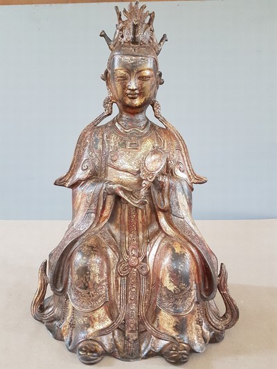 27116157n - Guan Yin, China, Anfang 20.Jh., Bronze, vergoldet und fragmentarisch rot gefasst, ...