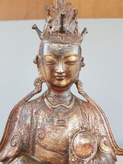 27116157p - Guan Yin, China, Anfang 20.Jh., Bronze, vergoldet und fragmentarisch rot gefasst, ...