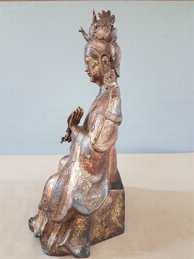 27116157q - Guan Yin, China, Anfang 20.Jh., Bronze, vergoldet und fragmentarisch rot gefasst, ...