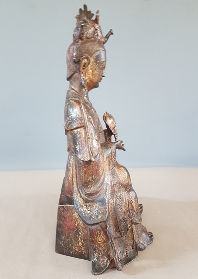 27116157t - Guan Yin, China, Anfang 20.Jh., Bronze, vergoldet und fragmentarisch rot gefasst, ...