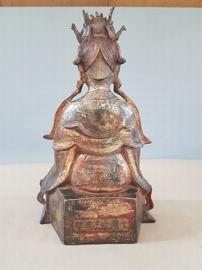 27116157u - Guan Yin, China, Anfang 20.Jh., Bronze, vergoldet und fragmentarisch rot gefasst, ...