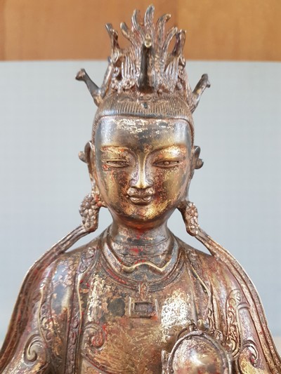 27116157x - Guan Yin, China, Anfang 20.Jh., Bronze, vergoldet und fragmentarisch rot gefasst, ...