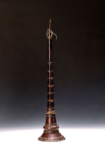 Image Schalmei, Tibet, 19.Jh., Holzkorpus, Beschlag aus Bronze und Messing, gefasste ...