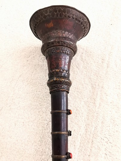 27116159d - Schalmei, Tibet, 19.Jh., Holzkorpus, Beschlag aus Bronze und Messing, gefasste ...