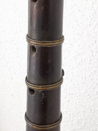 27116159h - Schalmei, Tibet, 19.Jh., Holzkorpus, Beschlag aus Bronze und Messing, gefasste ...