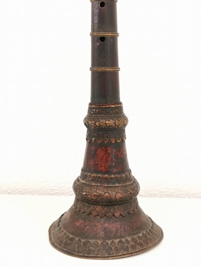 27116159i - Schalmei, Tibet, 19.Jh., Holzkorpus, Beschlag aus Bronze und Messing, gefasste ...