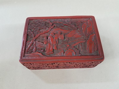 27116161j - Rotlackdose, China, Quing-Dynastie bzw. um 1900, Holzkorpus, Rotlack umlaufend ...
