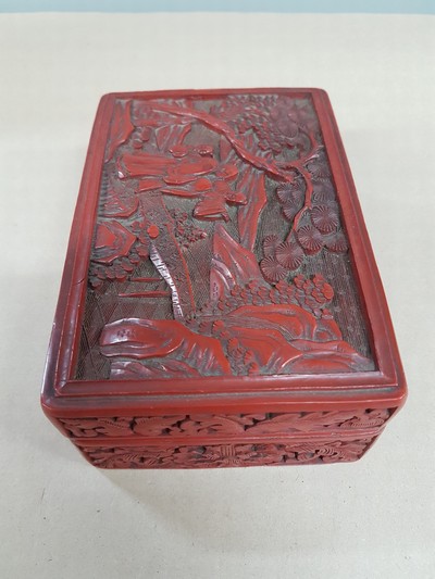 27116161l - Rotlackdose, China, Quing-Dynastie bzw. um 1900, Holzkorpus, Rotlack umlaufend ...