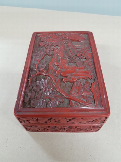 27116161n - Rotlackdose, China, Quing-Dynastie bzw. um 1900, Holzkorpus, Rotlack umlaufend ...