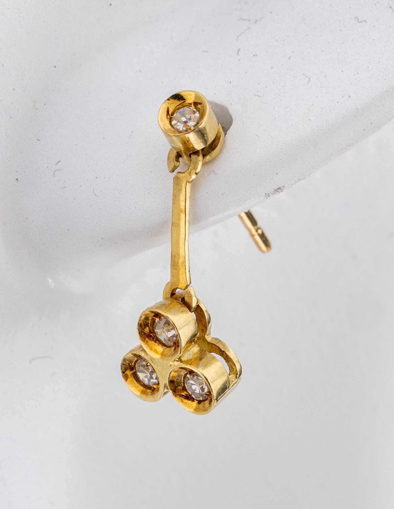 Detail a: Paar 14 kt Gold Diamant-Ohrstecker, GG 585/000, bewegl. Abhängung, 8 8/8-Diamanten zus. ca. 0.10 ct l.get.Weiß/si-p, ca. 2.6 g, 1Brisur GG ...