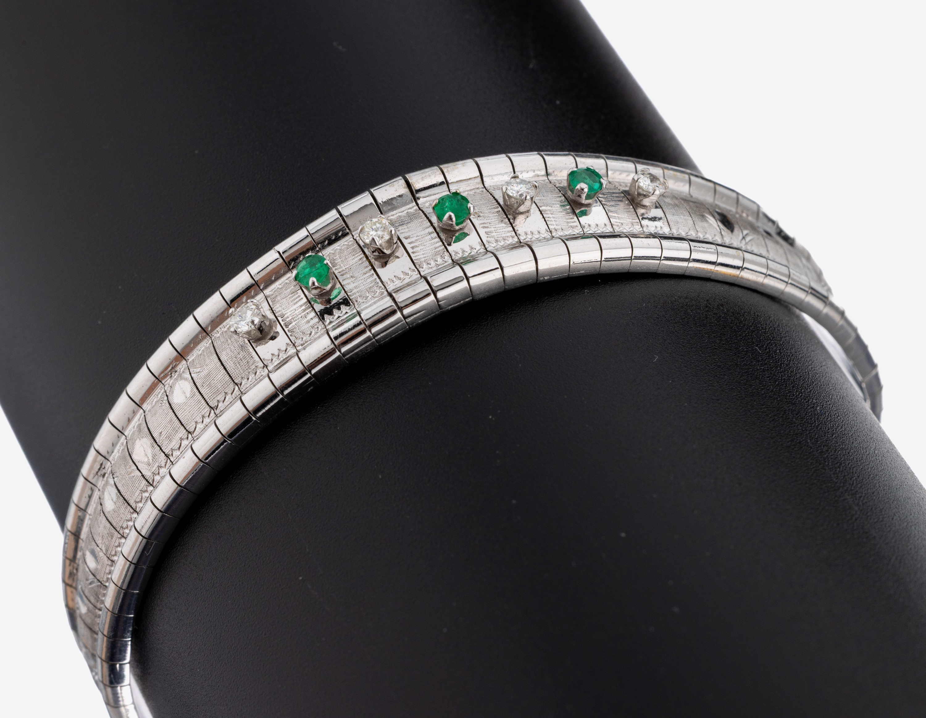 Image 27116331 - 18 kt Gold Smaragd-Brillant-Armband, 1970er Jahre, WG 750/000, Oberfläche part. ...