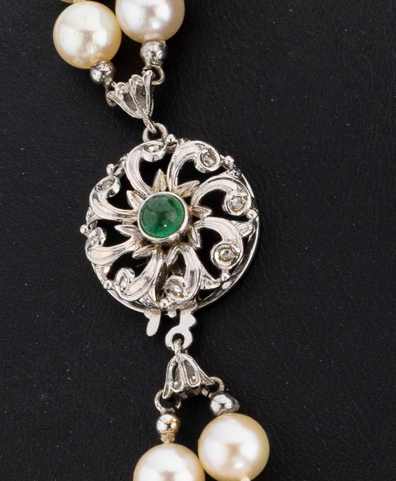 Detail a: Perl-Collier mit 14 kt Gold Smaragd-Diamant -Schließe, WG 585/000, 2-rhg. l. barocke Akoyazuchtperlen, D. ca. 7.9 mm, Steckschließemit ...
