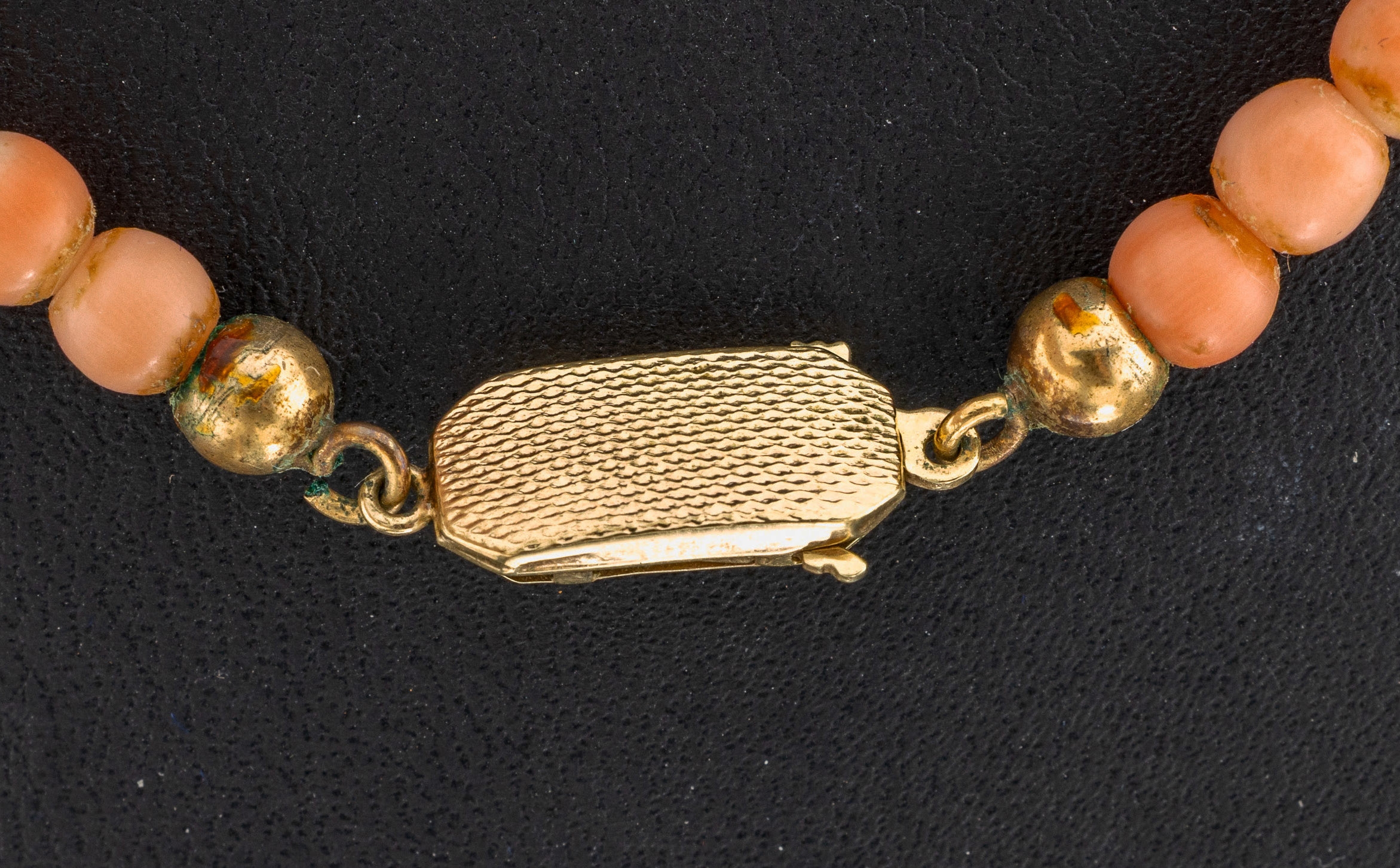 Detail a: Korallen-Collier mit 8 kt Gold Schließe, GG333/000, im Verlauf Engelhautkorallen-Kugeln, D. ca. 5.2-11.3 mm, L. ca. 49 cm, Steckschließe, ca. 40.2 ...