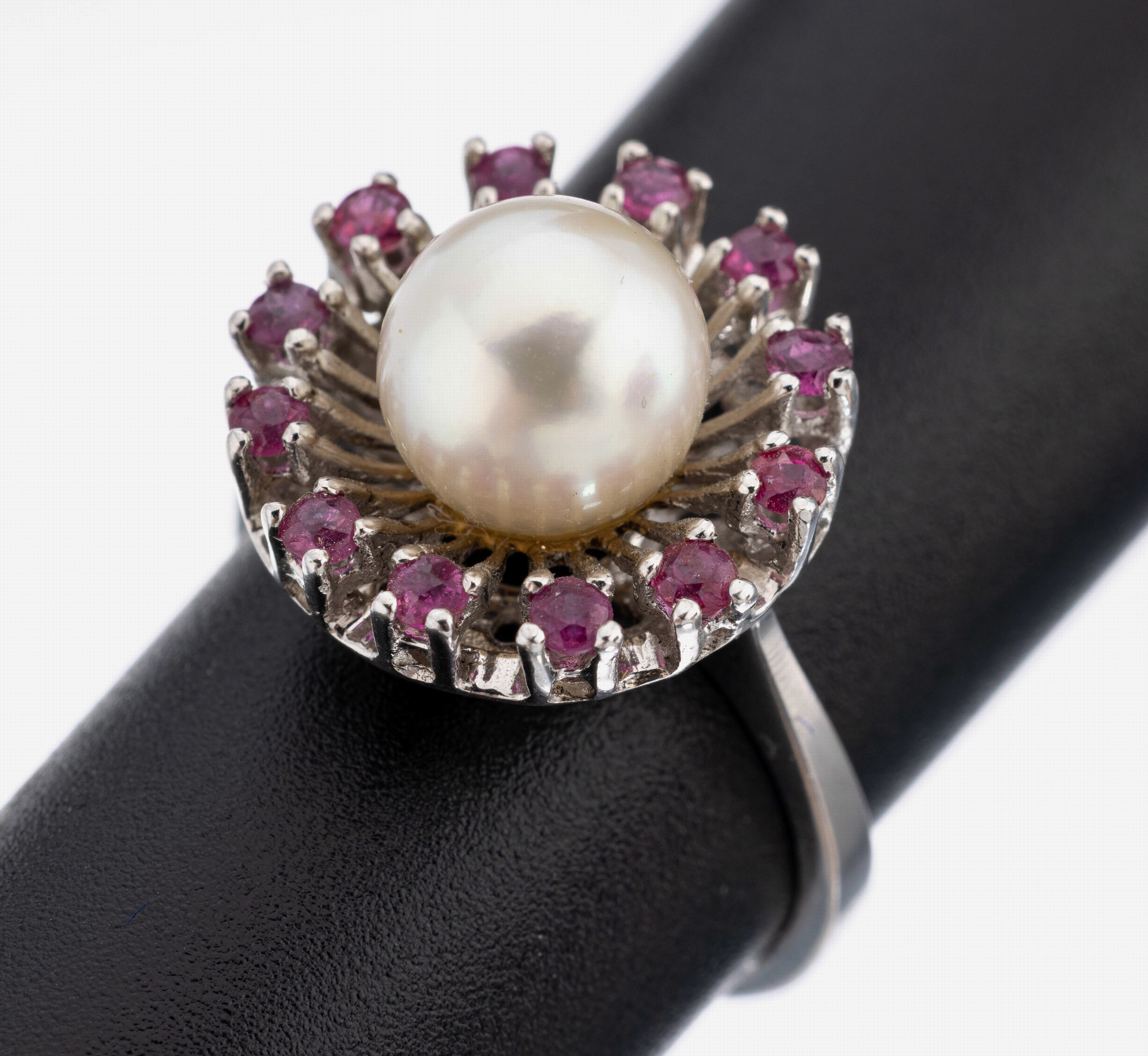 Image 27116336 - 14 kt Gold Perl-Rubin-Ring, WG 585/000, mittig Zuchtperle, D. ca. 8 mm, umgeben von ...