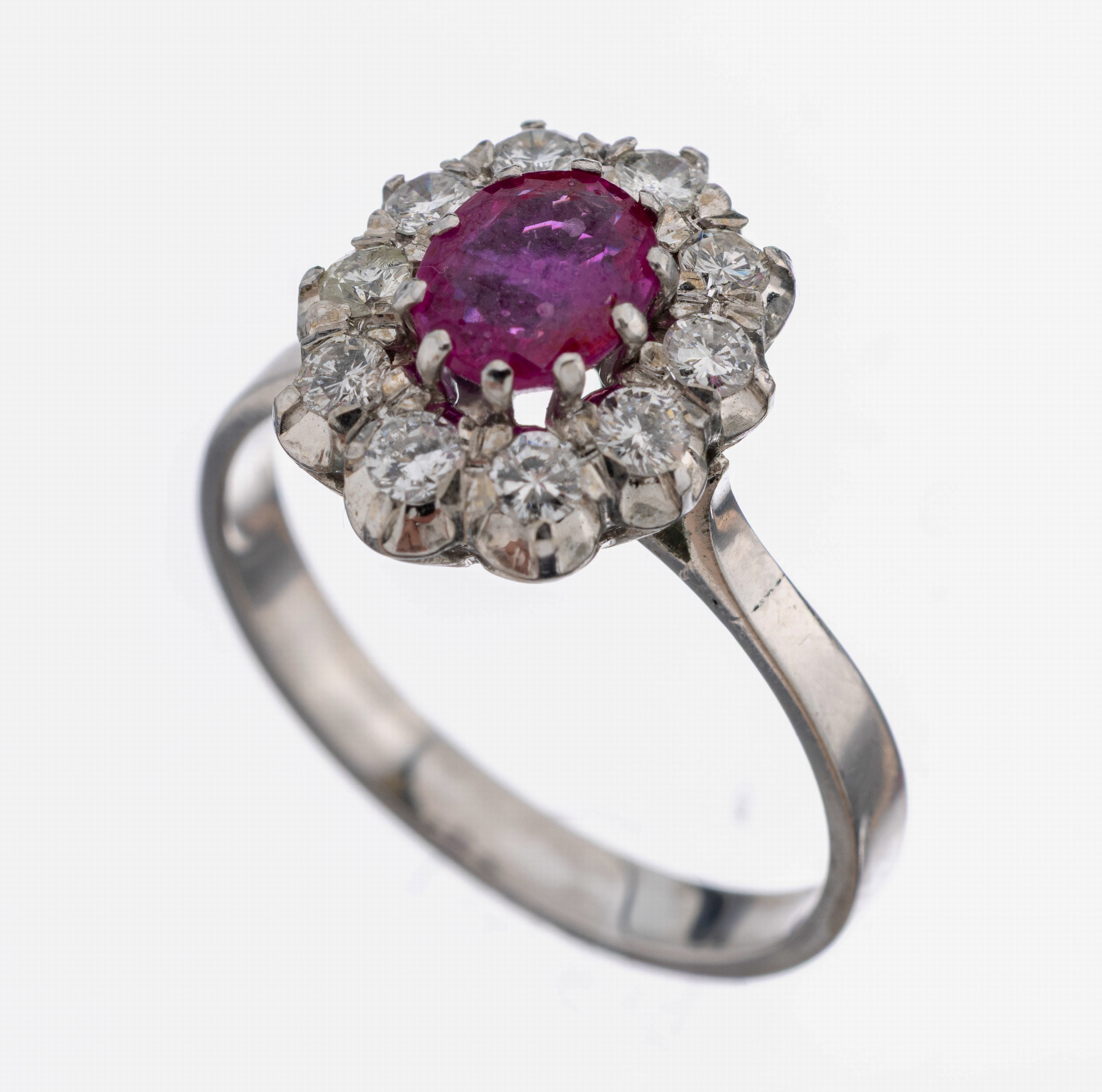Image 27116338 - 18 kt Gold Rubin-Brillant-Ring, WG 750/000,mittig ovalfacett. Rubin ca. 0.80 ct, 10 ...
