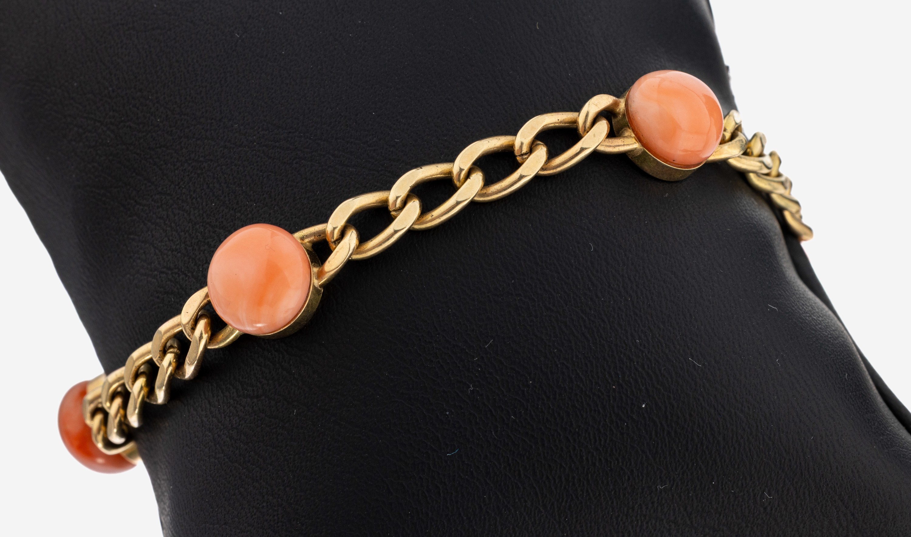 Image 27116343 - 14 kt Gold Korallen-Armband, GG 585/000, 4 Korallen-Cabochons, L. ca. 19 cm, ...