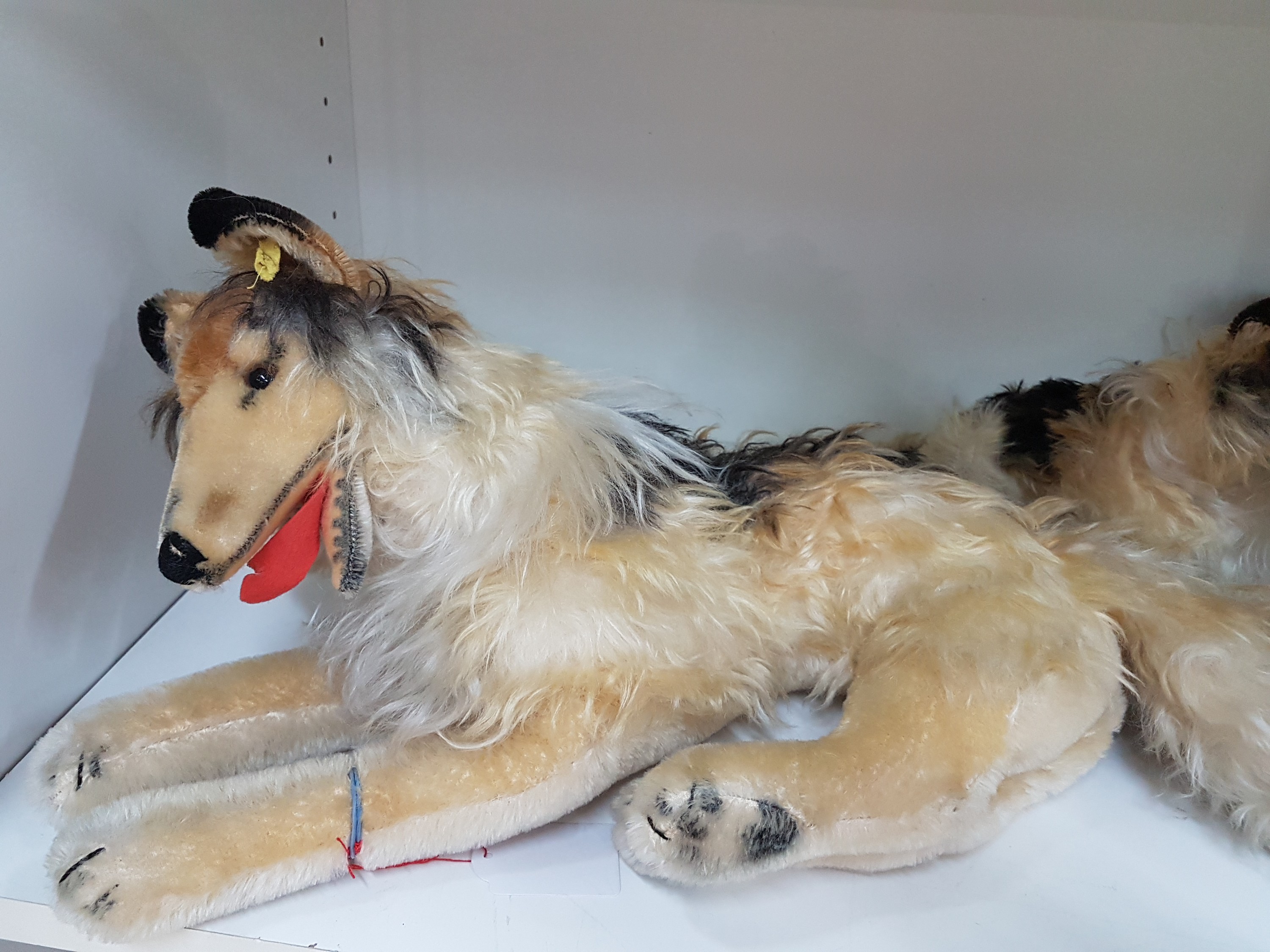 Detail a: Sammlung aus 23 Steiff-Tieren, 2. Hälfte 20. Jh., u.a. großer Collie, L. 45 cm, Collie L. 29 cm; Bully, H. 12 cm; 3 Katzen: Susi sitzend, Susi ...