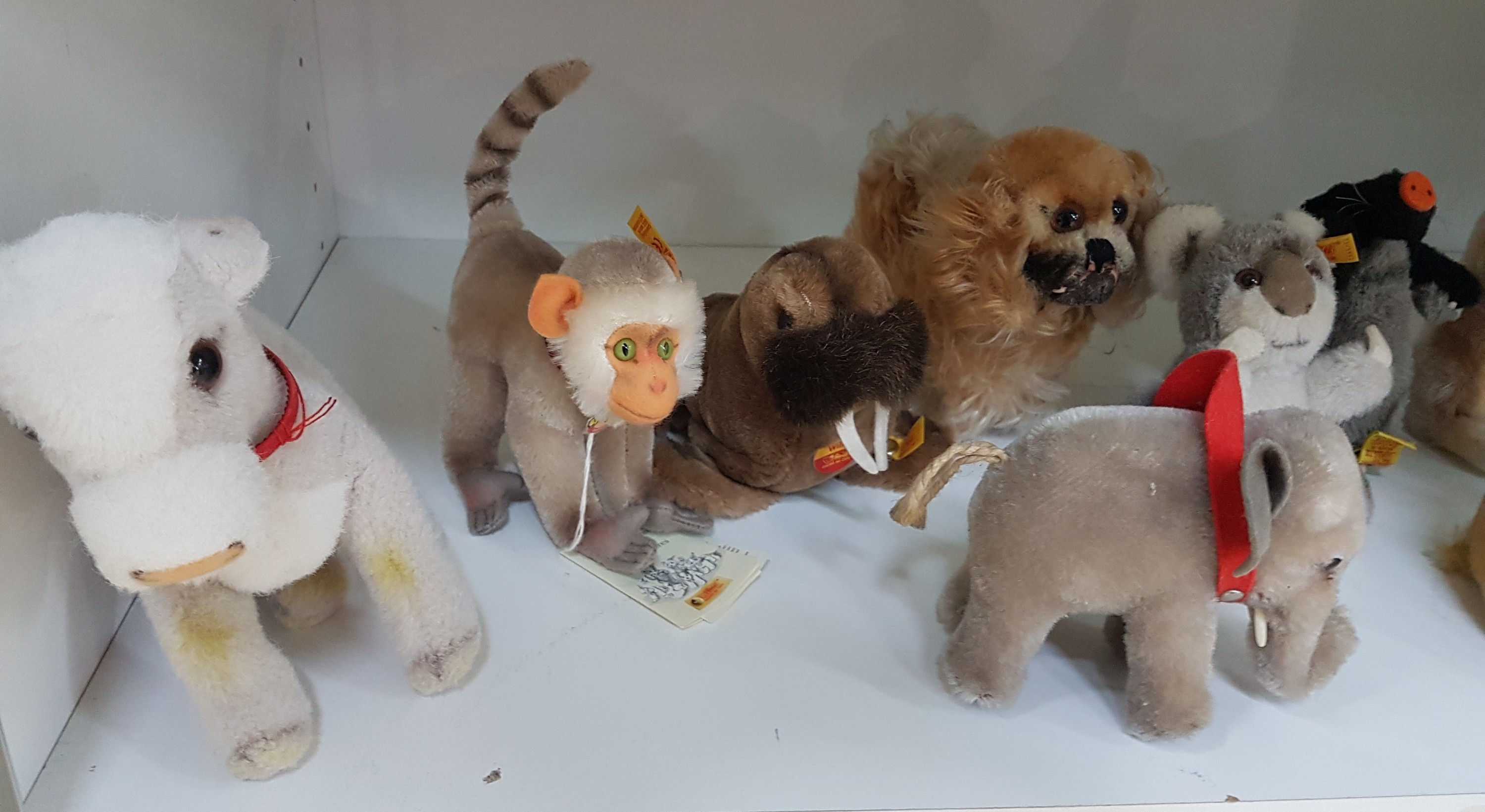 Detail b: Sammlung aus 23 Steiff-Tieren, 2. Hälfte 20. Jh., u.a. großer Collie, L. 45 cm, Collie L. 29 cm; Bully, H. 12 cm; 3 Katzen: Susi sitzend, Susi ...