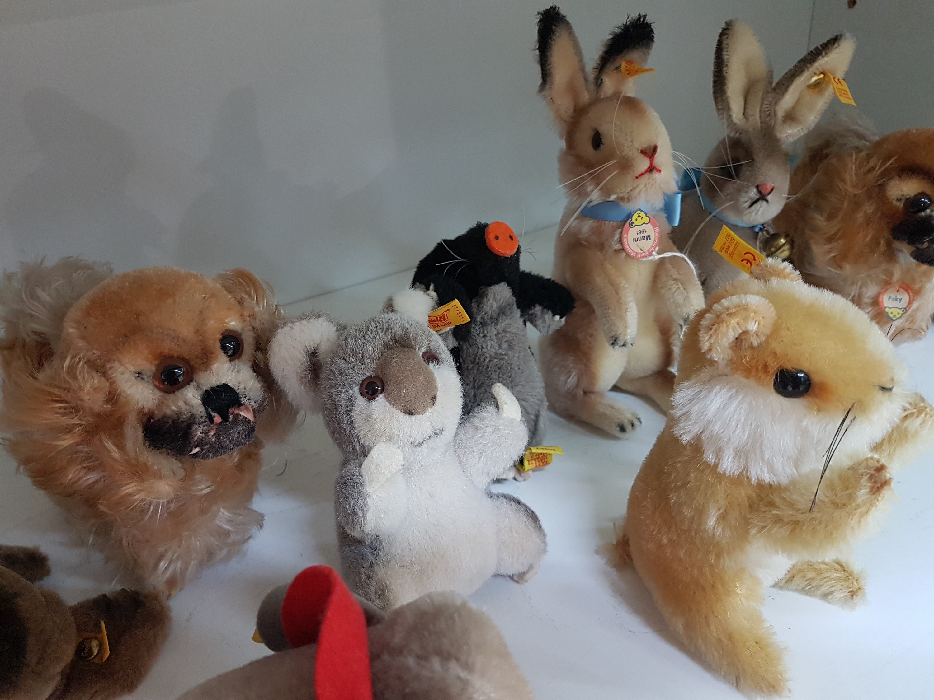 Detail c: Sammlung aus 23 Steiff-Tieren, 2. Hälfte 20. Jh., u.a. großer Collie, L. 45 cm, Collie L. 29 cm; Bully, H. 12 cm; 3 Katzen: Susi sitzend, Susi ...