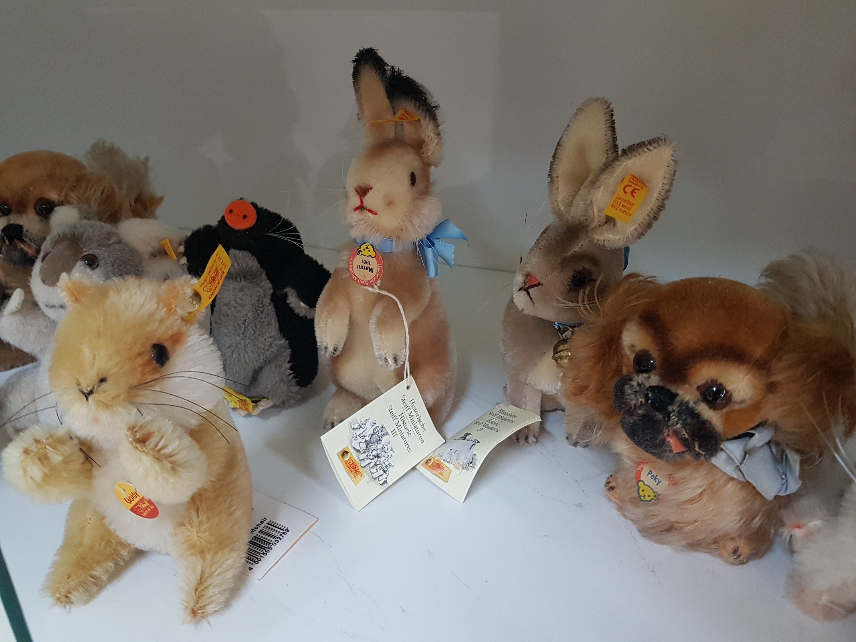 Detail e: Sammlung aus 23 Steiff-Tieren, 2. Hälfte 20. Jh., u.a. großer Collie, L. 45 cm, Collie L. 29 cm; Bully, H. 12 cm; 3 Katzen: Susi sitzend, Susi ...