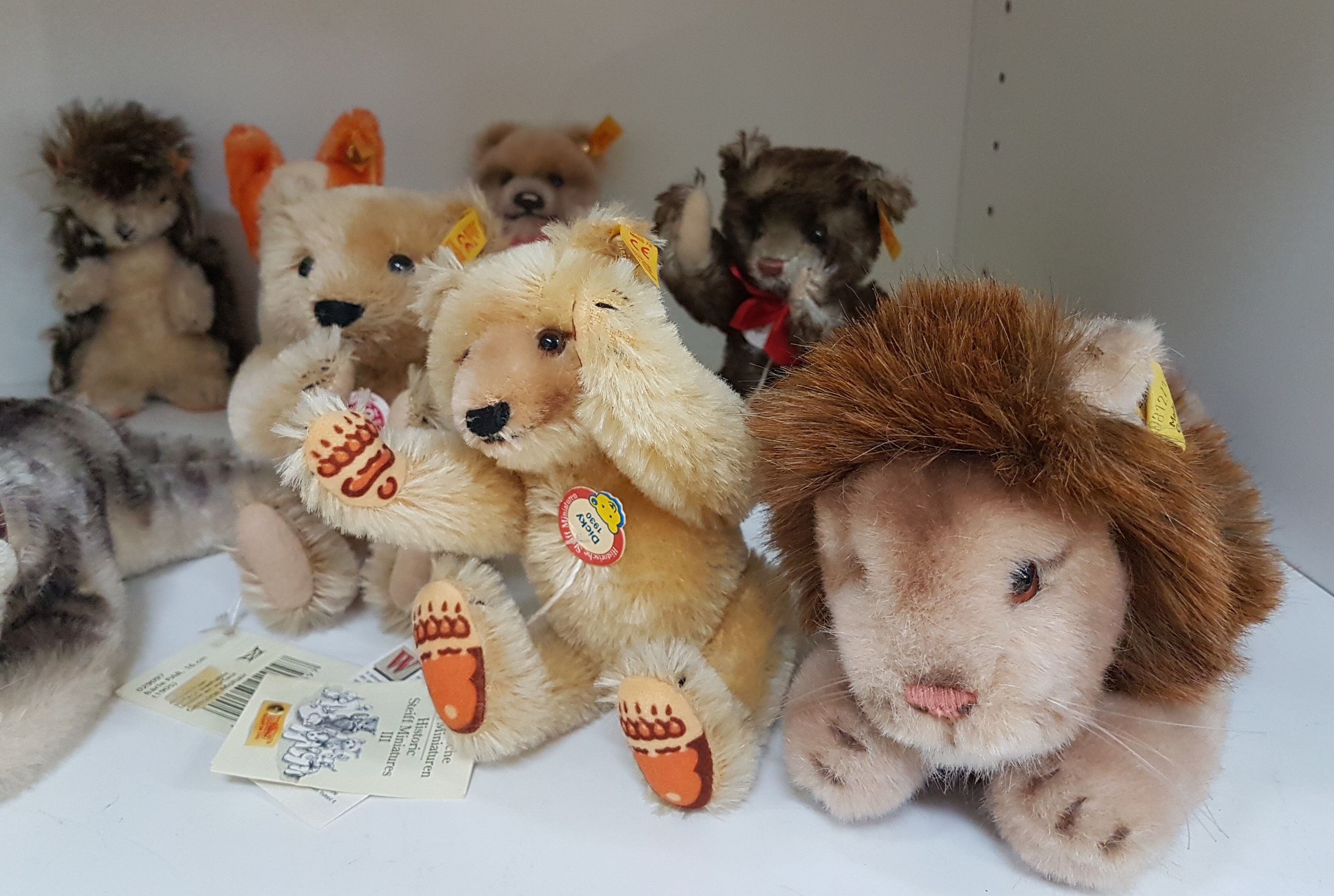 Detail g: Sammlung aus 23 Steiff-Tieren, 2. Hälfte 20. Jh., u.a. großer Collie, L. 45 cm, Collie L. 29 cm; Bully, H. 12 cm; 3 Katzen: Susi sitzend, Susi ...