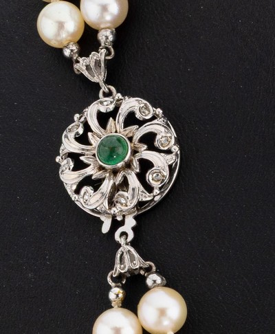 27116333a - Perl-Collier mit 14 kt Gold Smaragd-Diamant -Schließe, WG 585/000, 2-rhg. l. barocke ...
