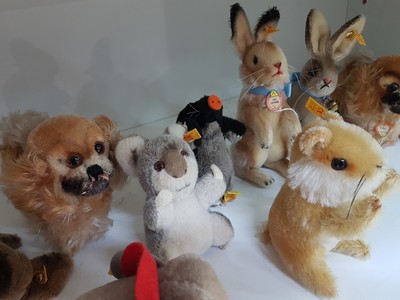 27116358c - Sammlung aus 23 Steiff-Tieren, 2. Hälfte 20. Jh., u.a. großer Collie, L. 45 cm, Collie ...