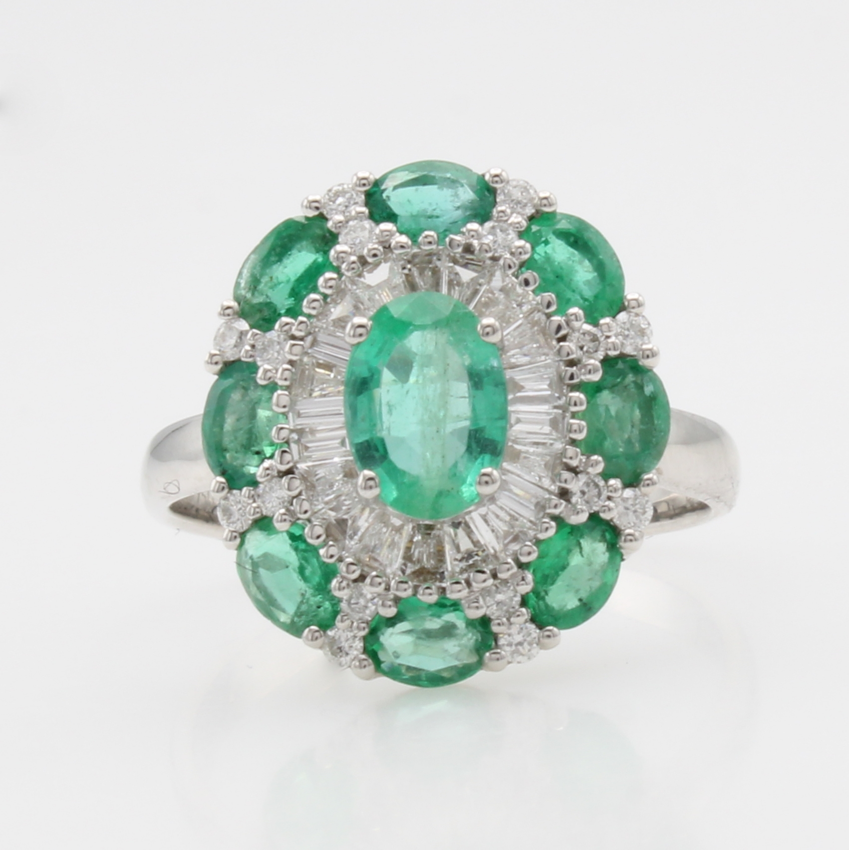Image 27116490 - Ring mit Smaragden, Diamanten und Brillanten, WG 750/000, 9 Smaragde zus. ca. 1.80 ct, ...