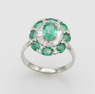 27116490a - Ring mit Smaragden, Diamanten und Brillanten, WG 750/000, 9 Smaragde zus. ca. 1.80 ct, ...