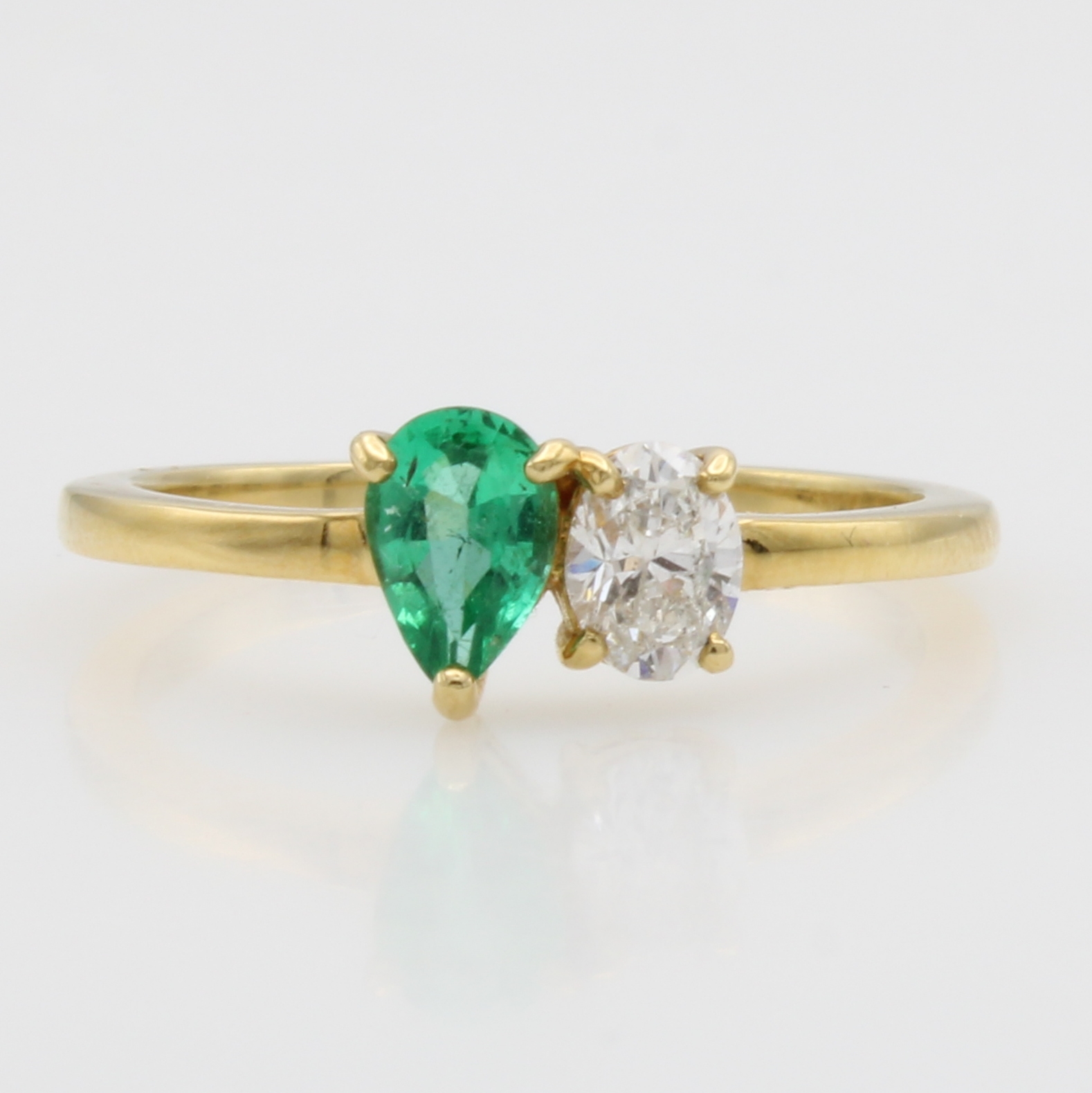 Image 27116506 - Ring mit Smaragd und Diamant, GG 750/000, ovaler Diam. ca. 0.32 ct Weiß/si, ...