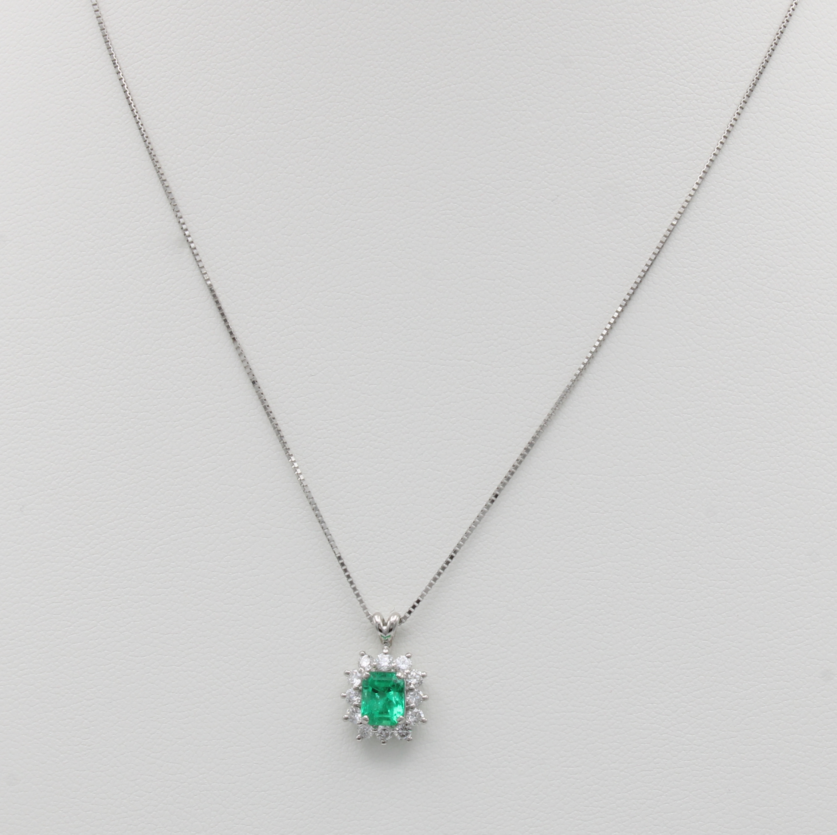 Image 27116512 - Anhänger mit Smaragd und Brillanten an Kette, Anhänger 900er Platin bes. m. Smaragd ...