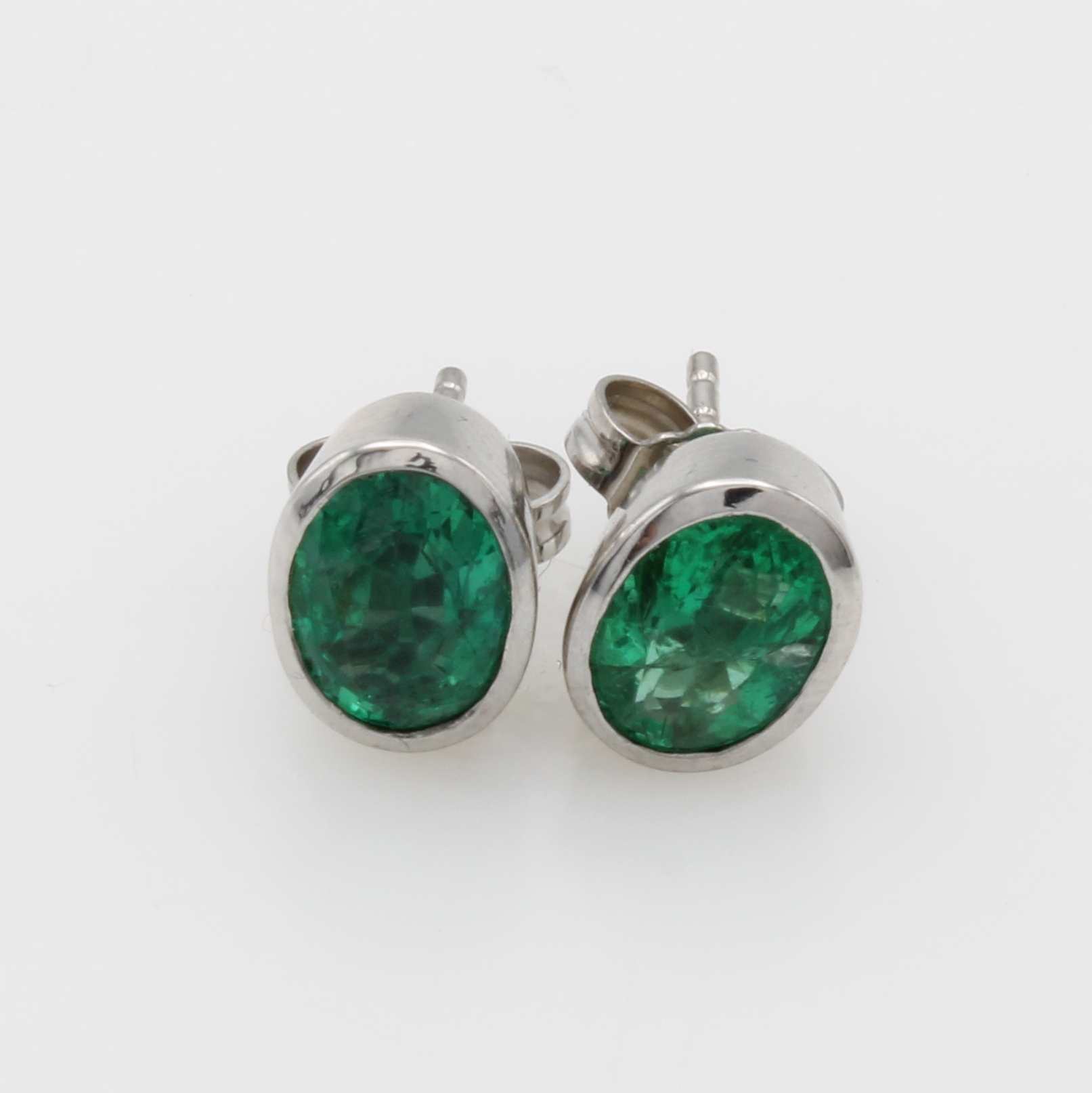 Image 27116528 - Paar Ohrstecker mit Smaragden, WG 750/000, 2 ovale Smaragde zus. ca. 2.3 ct, glatte ...
