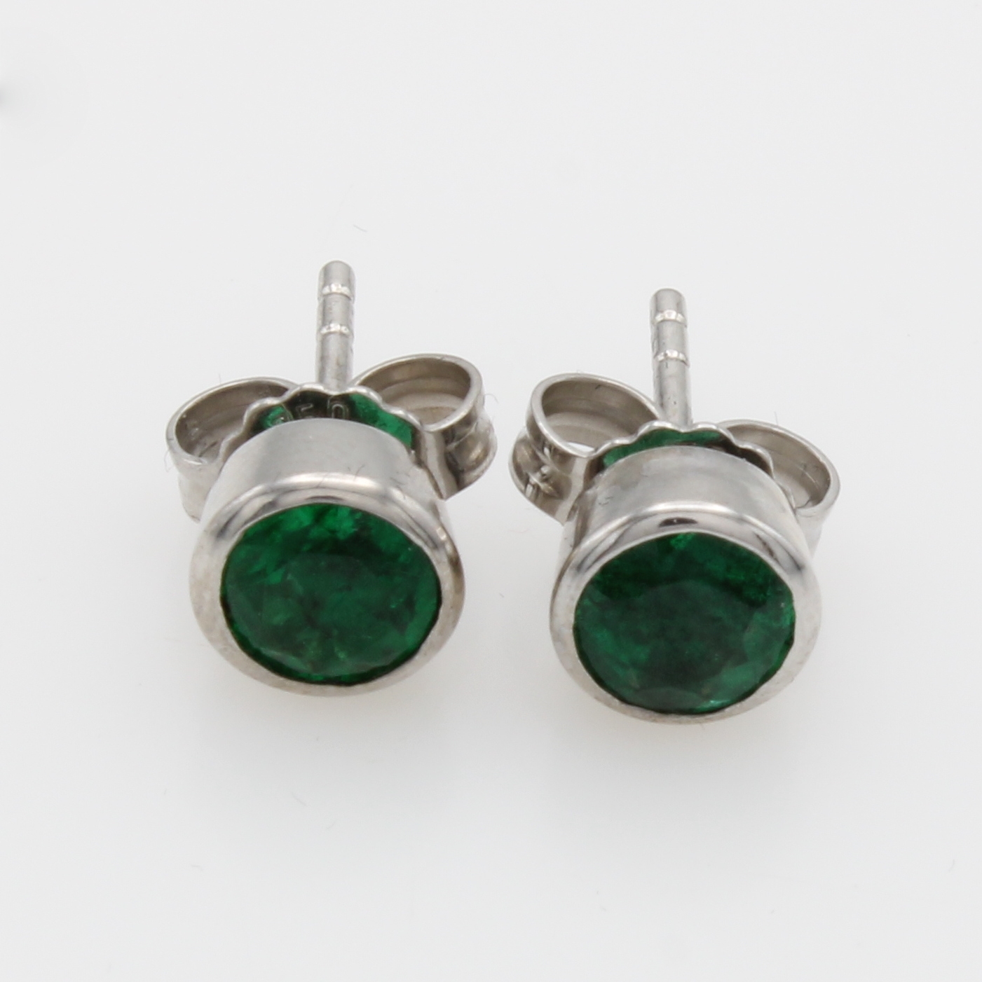 Image 27116531 - Paar Ohrstecker mit Smaragden, WG 750/000, 2 runde Smaragde in Zargenfassungen zus. ca. ...