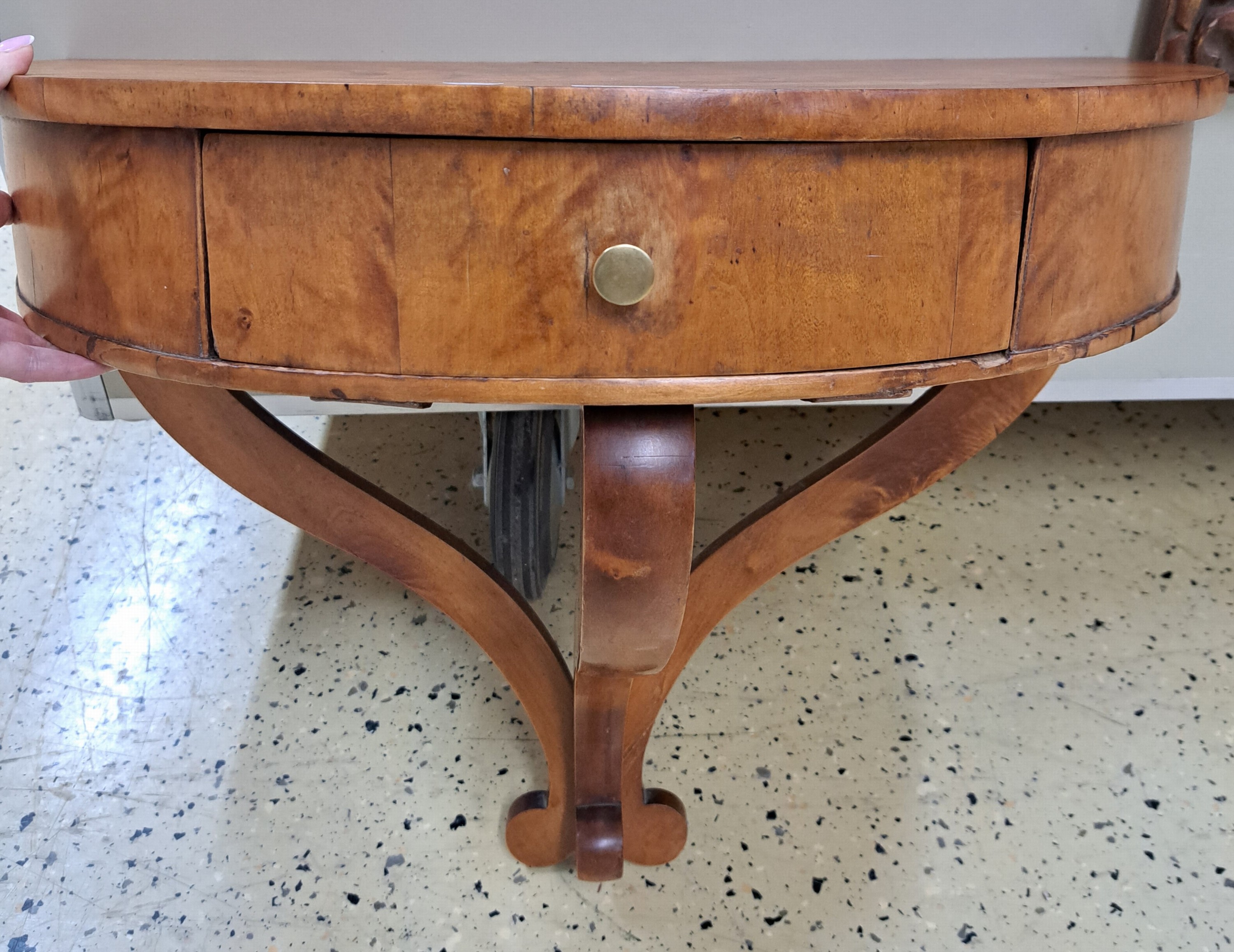 Detail a: Kleiner Biedermeier Konsoltisch, um 1820/30, 1 Schublade, drei in Voluten auslaufenden Füßen, 56x65x39 cm, EZ 2-3