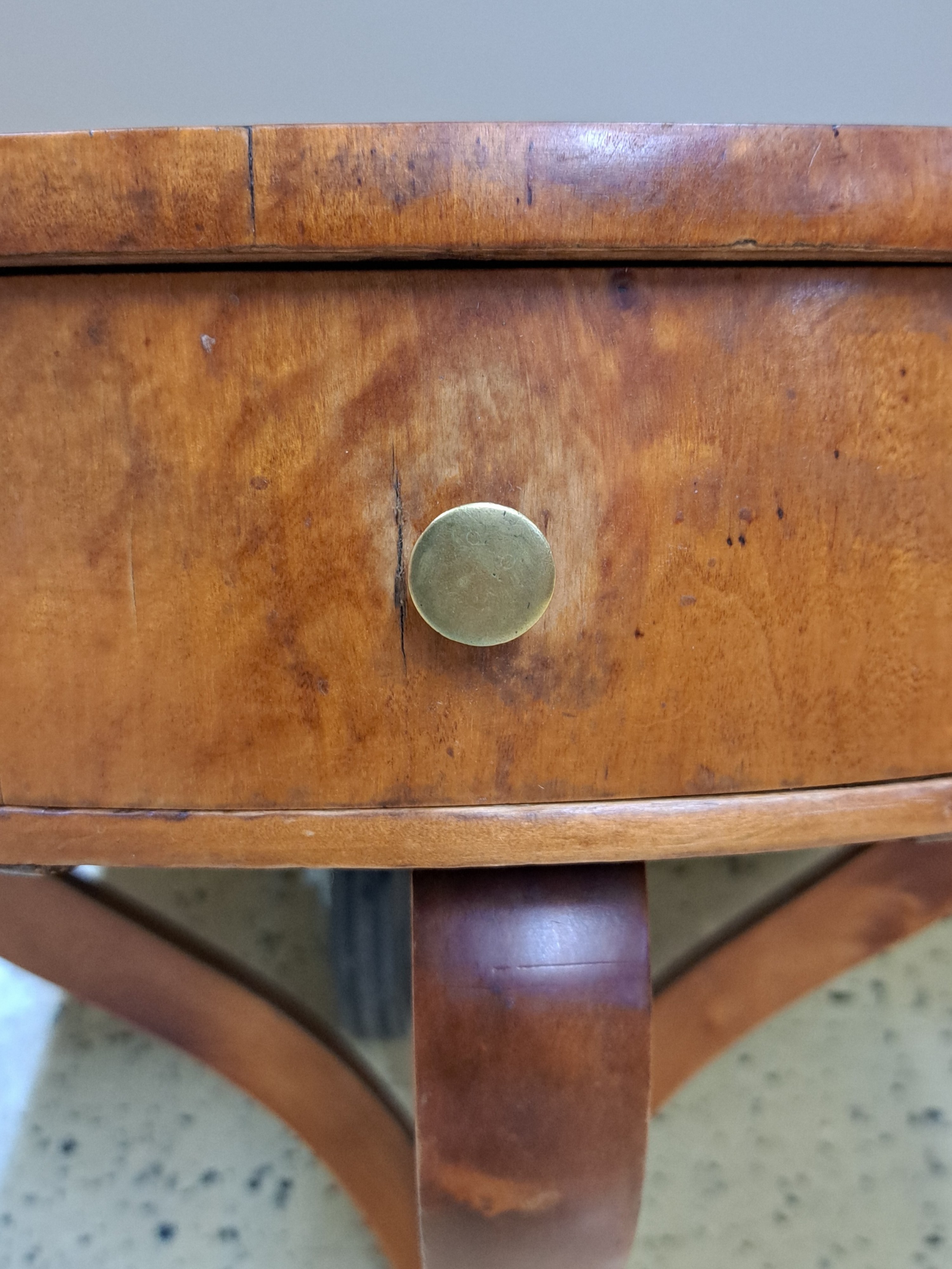Detail b: Kleiner Biedermeier Konsoltisch, um 1820/30, 1 Schublade, drei in Voluten auslaufenden Füßen, 56x65x39 cm, EZ 2-3