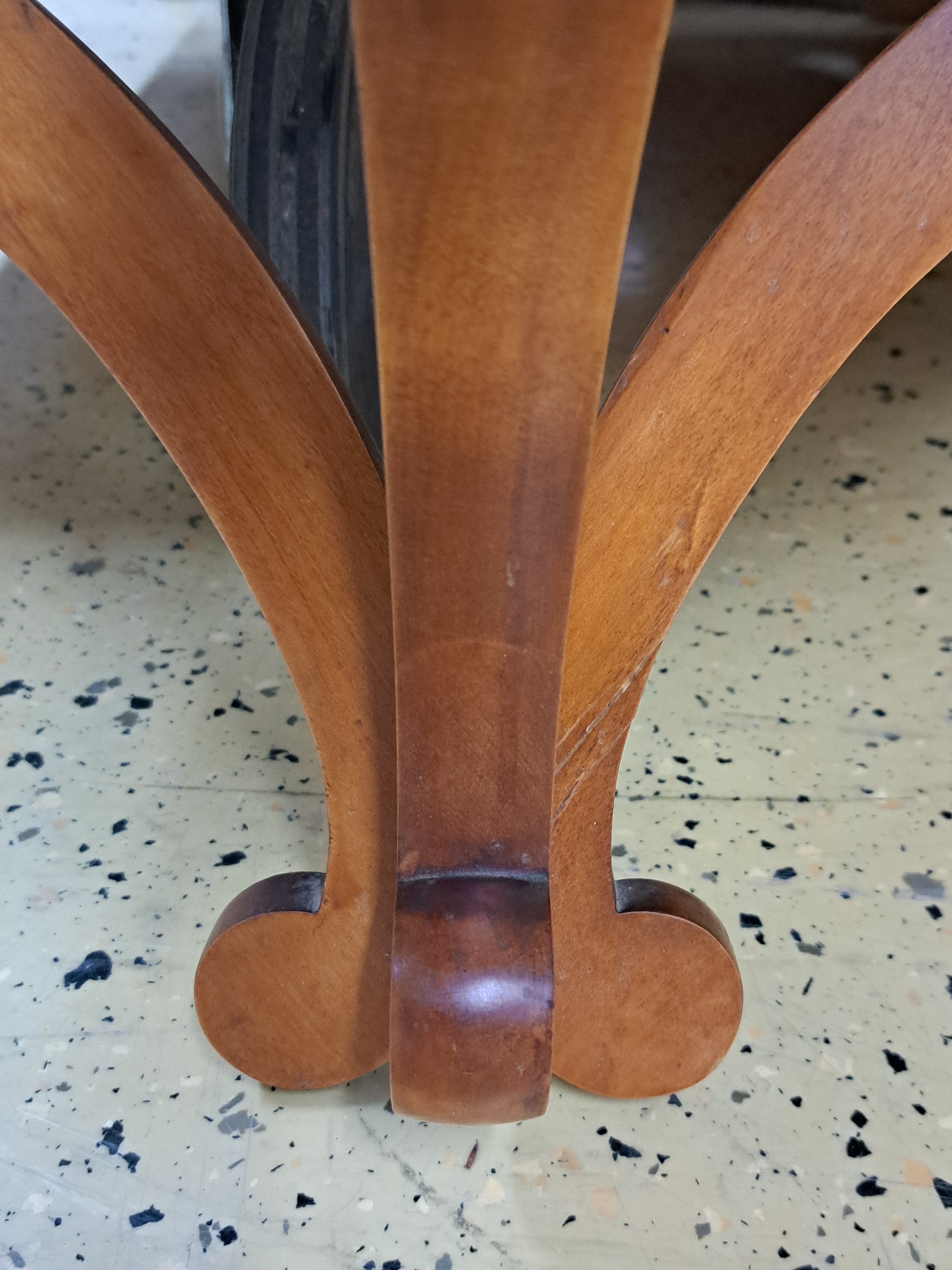 Detail c: Kleiner Biedermeier Konsoltisch, um 1820/30, 1 Schublade, drei in Voluten auslaufenden Füßen, 56x65x39 cm, EZ 2-3