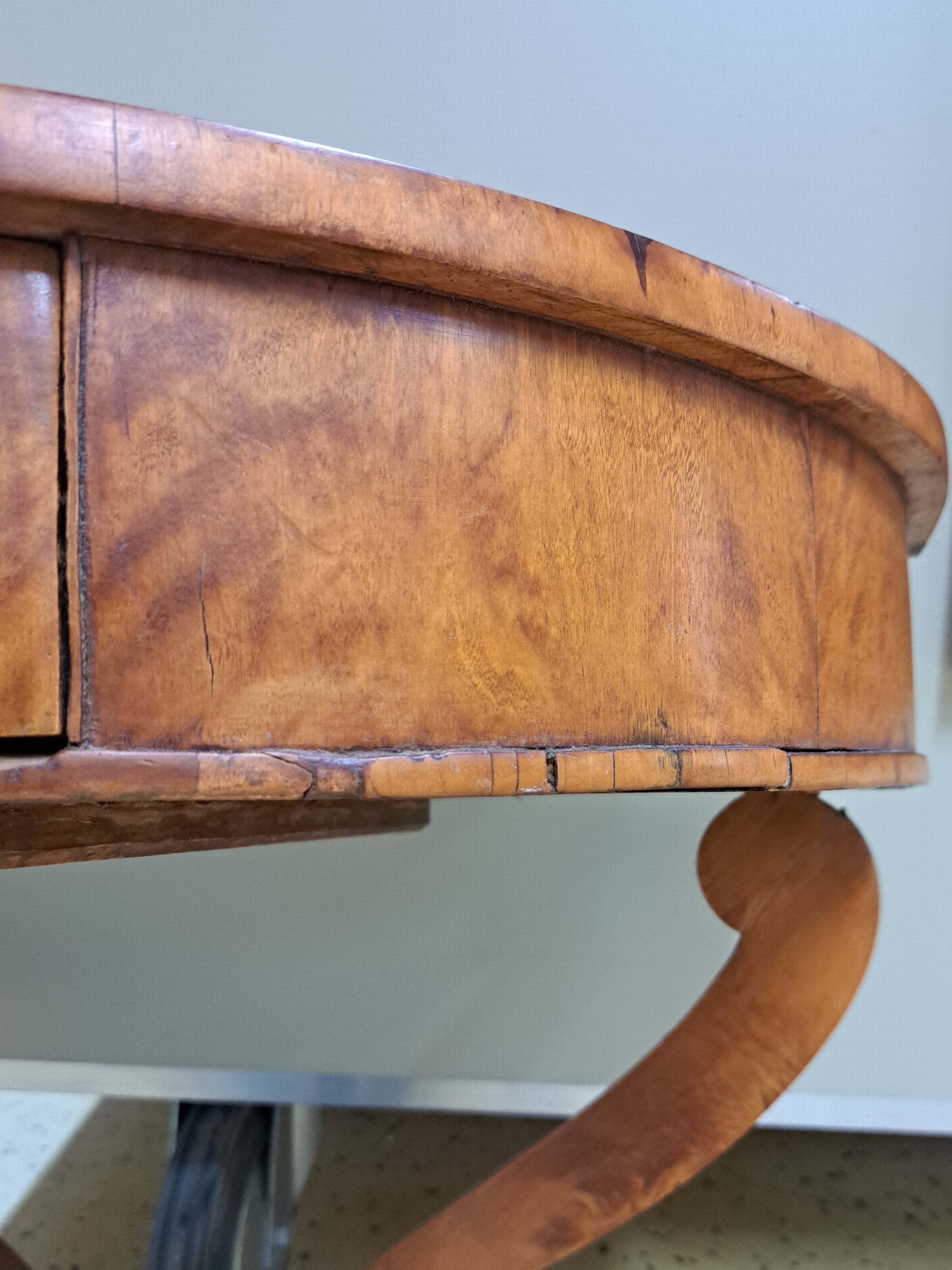 Detail d: Kleiner Biedermeier Konsoltisch, um 1820/30, 1 Schublade, drei in Voluten auslaufenden Füßen, 56x65x39 cm, EZ 2-3
