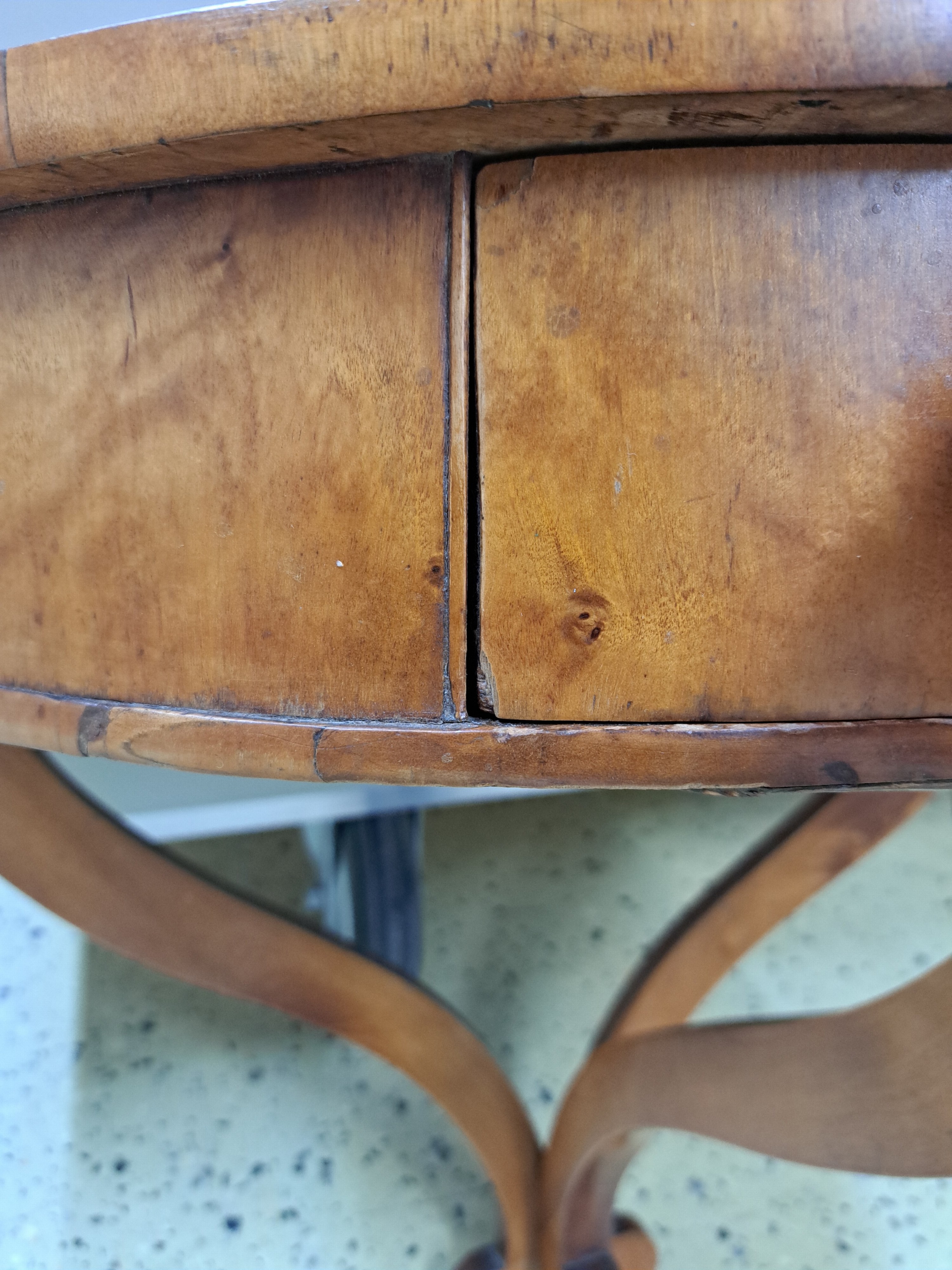 Detail f: Kleiner Biedermeier Konsoltisch, um 1820/30, 1 Schublade, drei in Voluten auslaufenden Füßen, 56x65x39 cm, EZ 2-3
