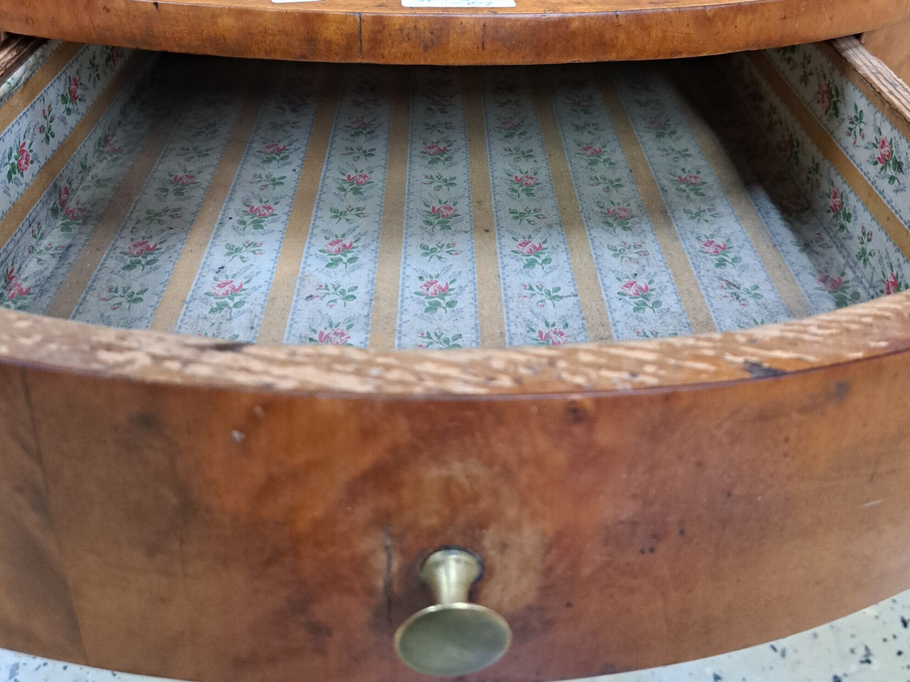 Detail g: Kleiner Biedermeier Konsoltisch, um 1820/30, 1 Schublade, drei in Voluten auslaufenden Füßen, 56x65x39 cm, EZ 2-3