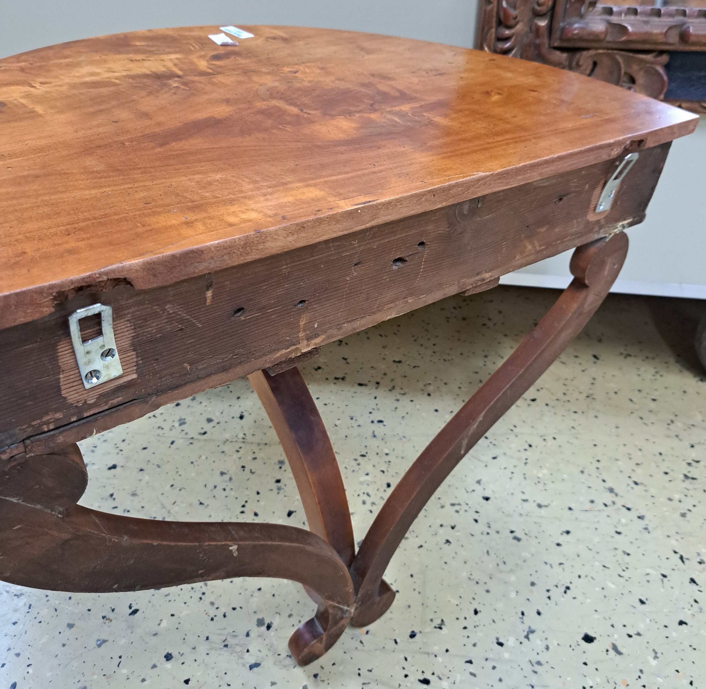 Detail j: Kleiner Biedermeier Konsoltisch, um 1820/30, 1 Schublade, drei in Voluten auslaufenden Füßen, 56x65x39 cm, EZ 2-3