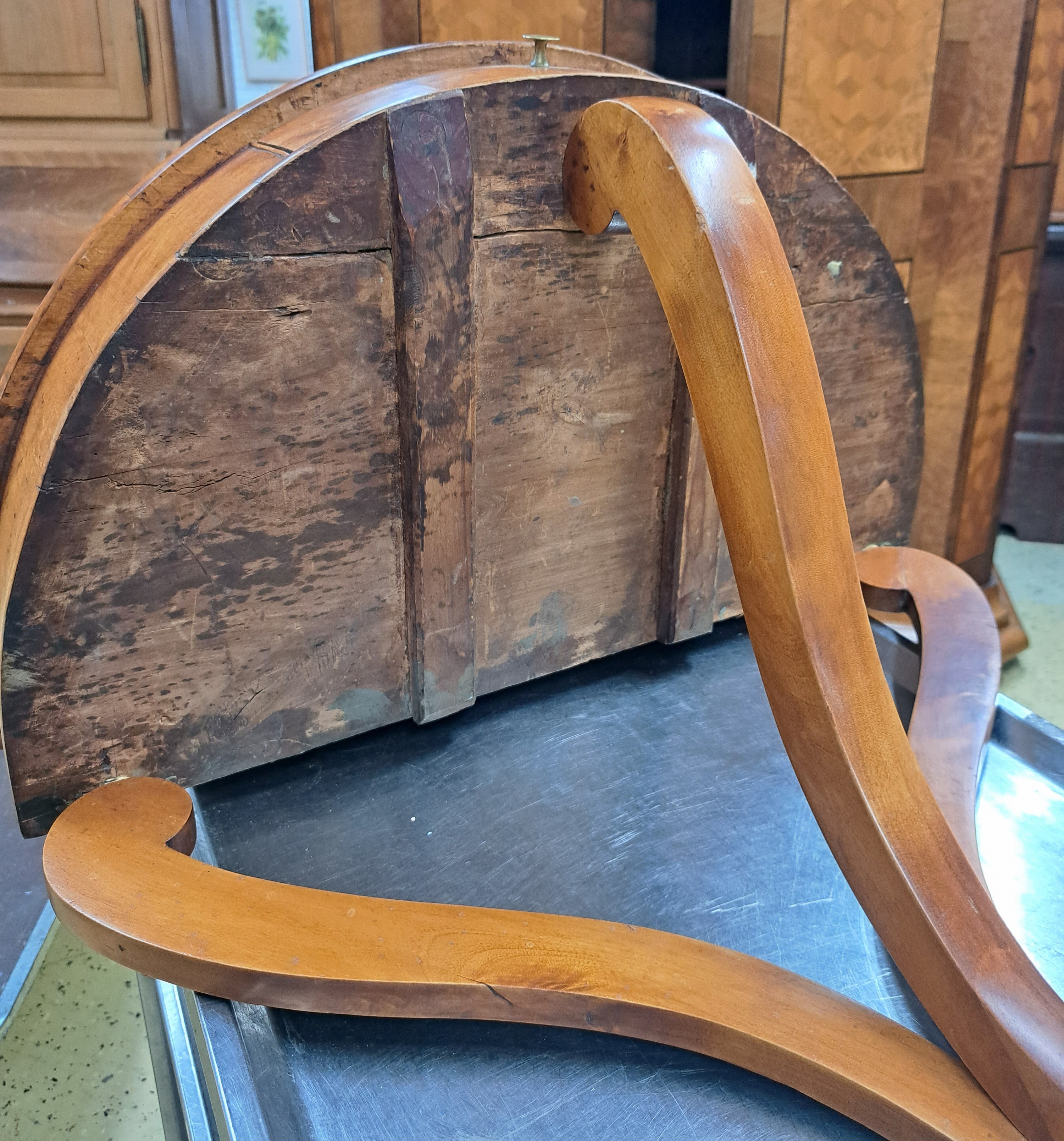 Detail k: Kleiner Biedermeier Konsoltisch, um 1820/30, 1 Schublade, drei in Voluten auslaufenden Füßen, 56x65x39 cm, EZ 2-3