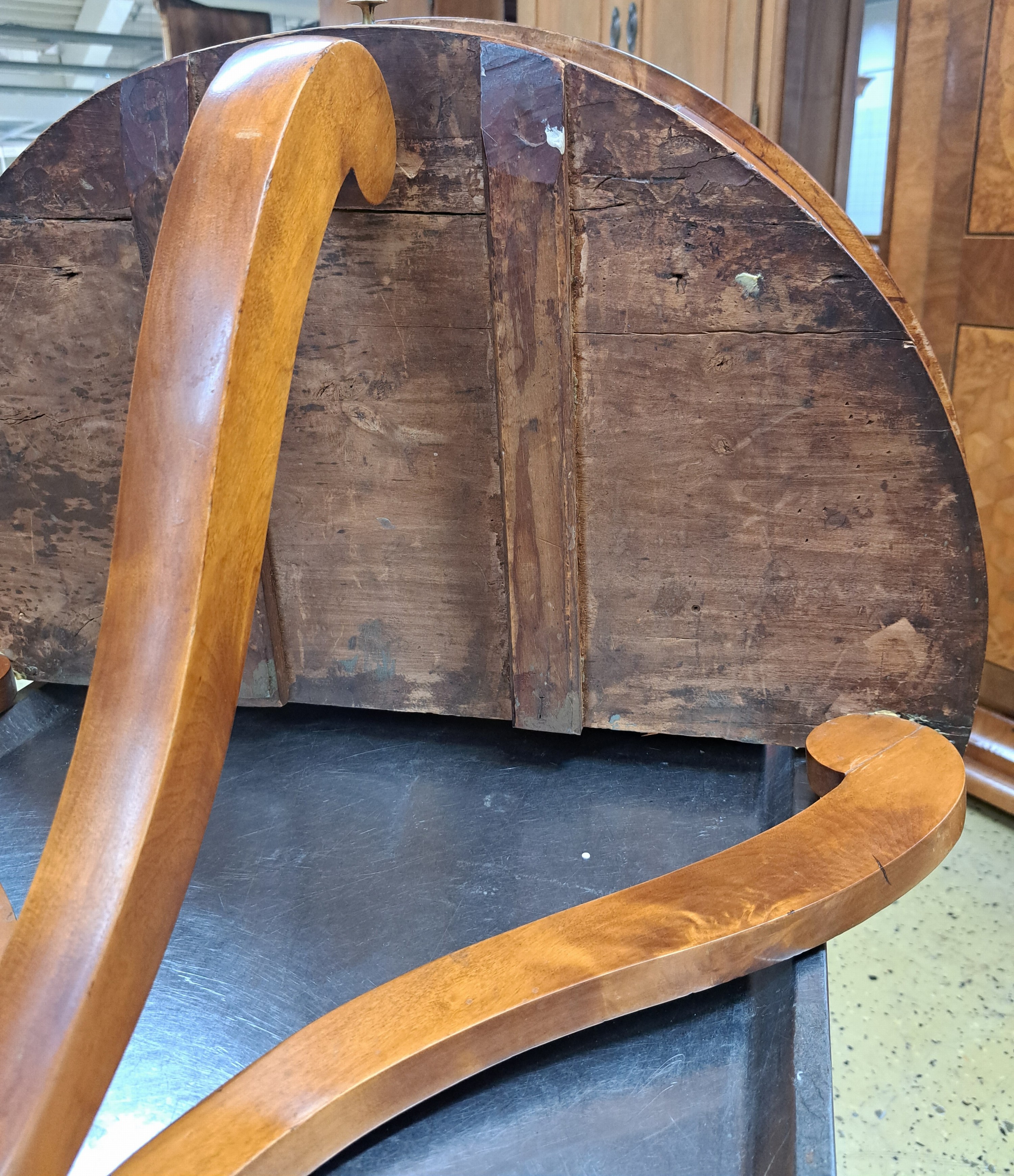 Detail l: Kleiner Biedermeier Konsoltisch, um 1820/30, 1 Schublade, drei in Voluten auslaufenden Füßen, 56x65x39 cm, EZ 2-3