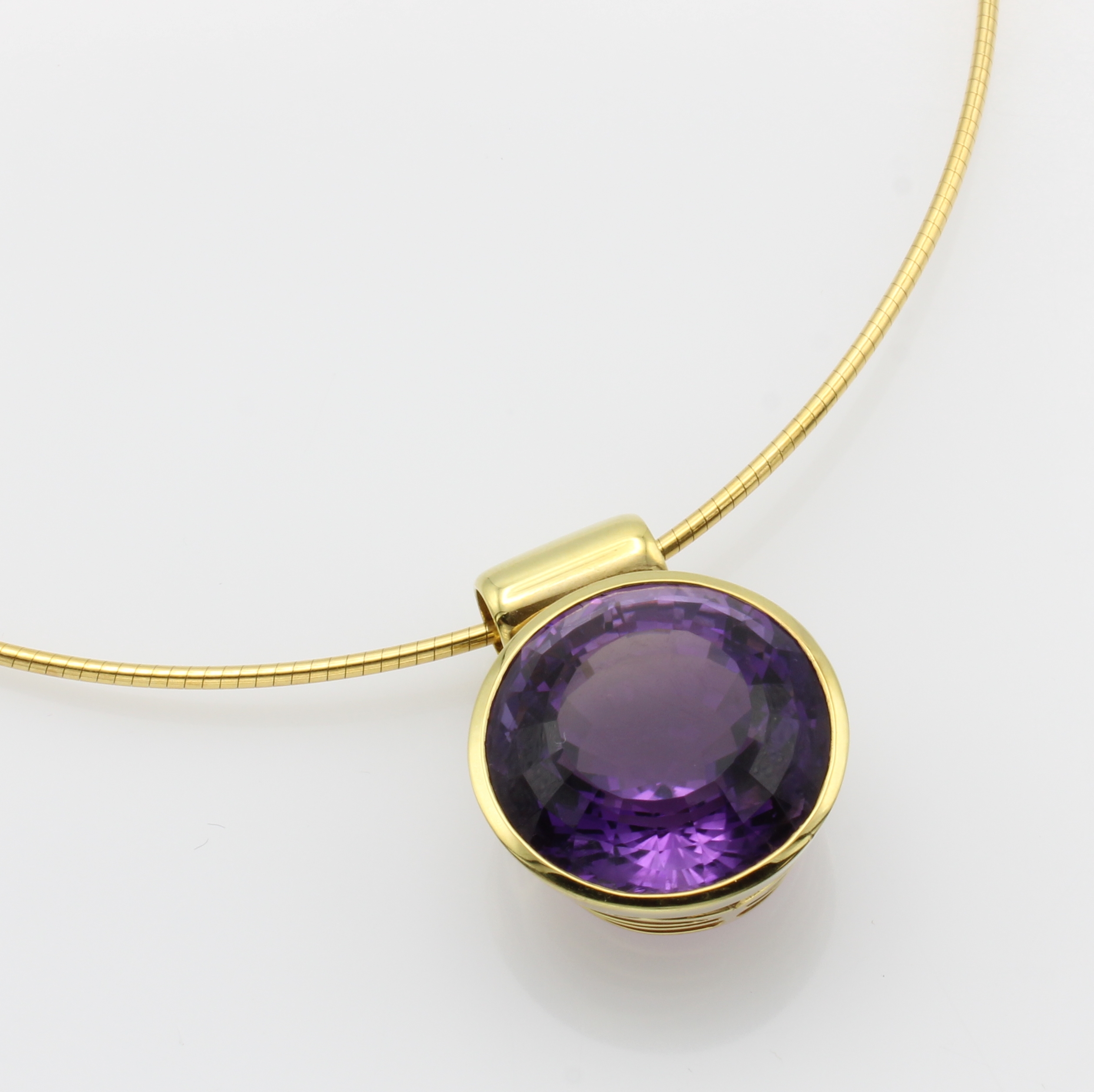 Image 27116559 - Anhänger mit Amethyst an Omegareif, GG 585/ 000, runder Amethyst ca. 30 ct, L. ca. 45.5 ...