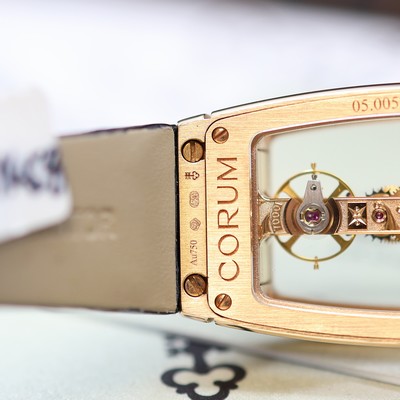 27116527f - CORUM Miss Golden Bridge ungetragene Damenarmbanduhr Referenz 113.102.85/0001 0000, ...