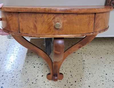 27116535a - Kleiner Biedermeier Konsoltisch, um 1820/30, 1 Schublade, drei in Voluten auslaufenden ...