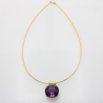 27116559a - Anhänger mit Amethyst an Omegareif, GG 585/ 000, runder Amethyst ca. 30 ct, L. ca. 45.5 ...