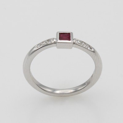 27116699a - Ring mit Rubin und Brillanten, WG 585/000, Rubincarrée ca. 0.10 ct, Brill. zus. ca. ...